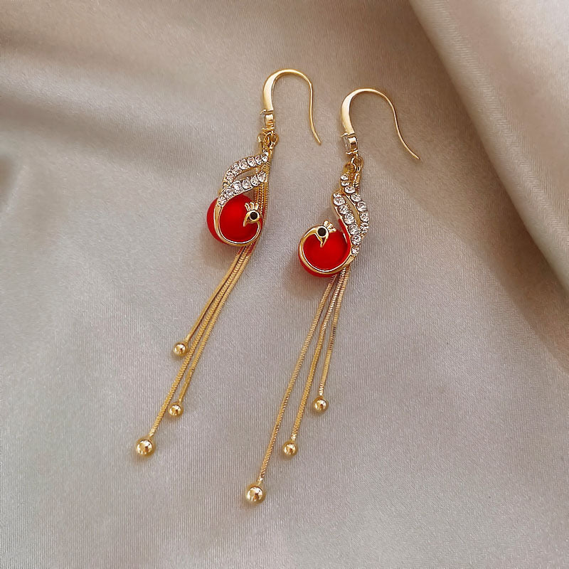 Elegantes pendientes de borlas azules o rojas con decoración de strass