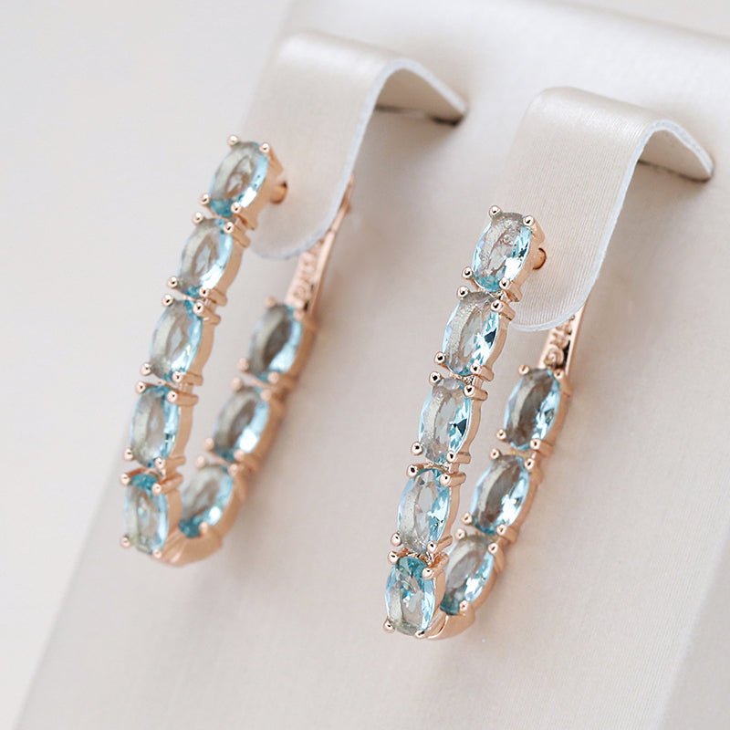 Pendientes de aro con circonitas ovaladas de color azul claro con aspecto de rosa