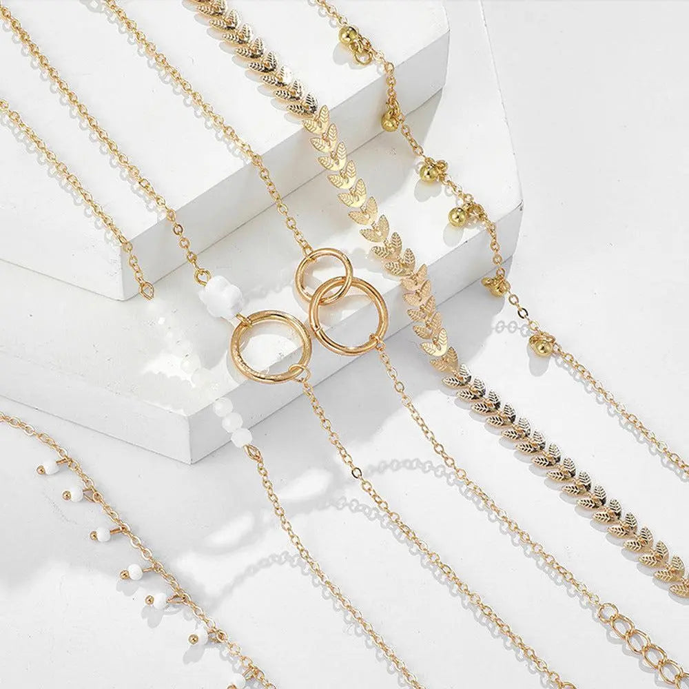 Pulsera divertida con hojas y cuentas blancas