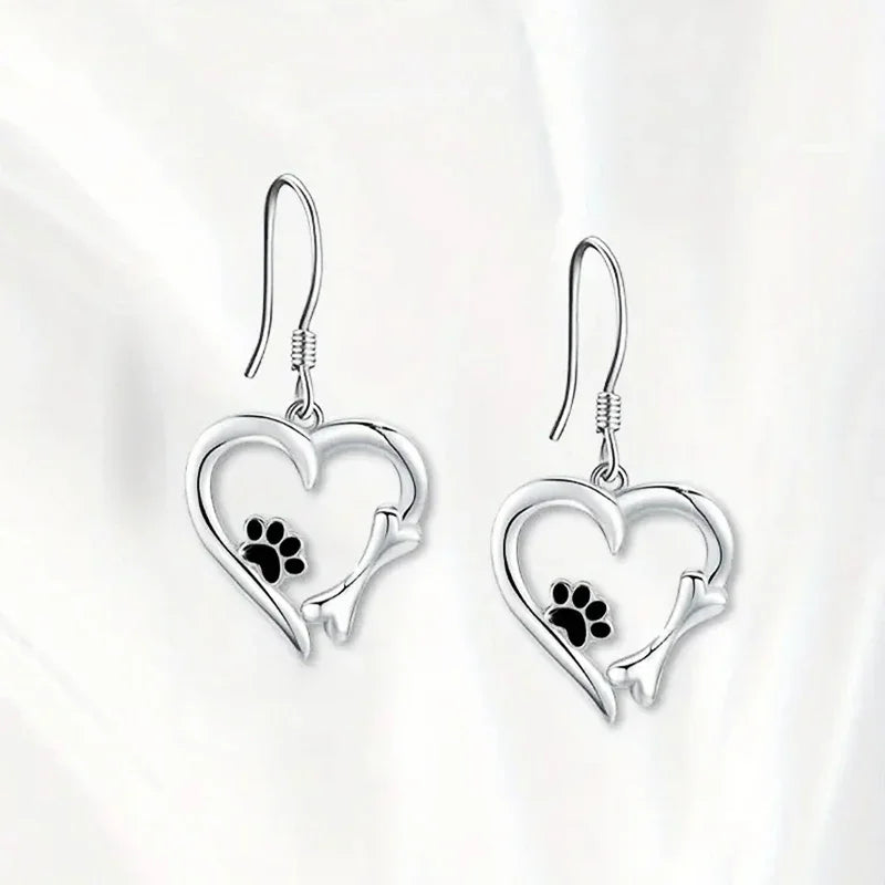Pendientes con estampado de corazones y patas con un adorable motivo animal