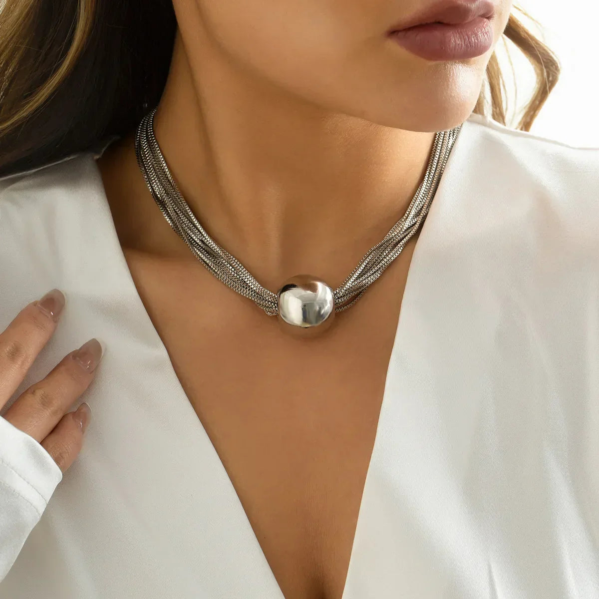 Elegante collar de varias hileras con colgante de bola de metal brillante