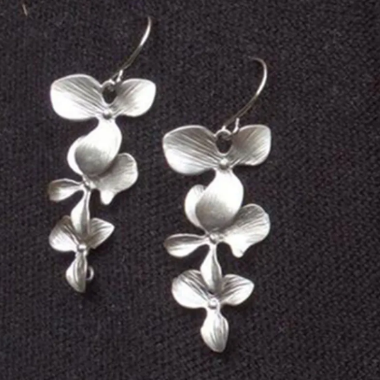 Conjunto de Collar y Pendientes de Pétalos de Plata