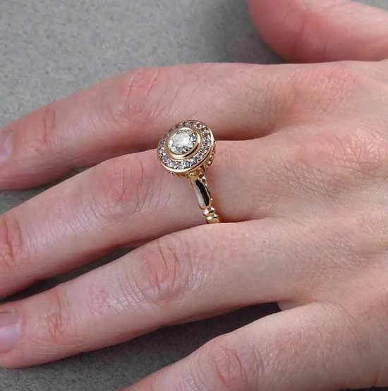 Anillo con microincrustación dorada