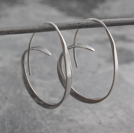 Pendientes curvos elegantes en forma de espiral orgánica
