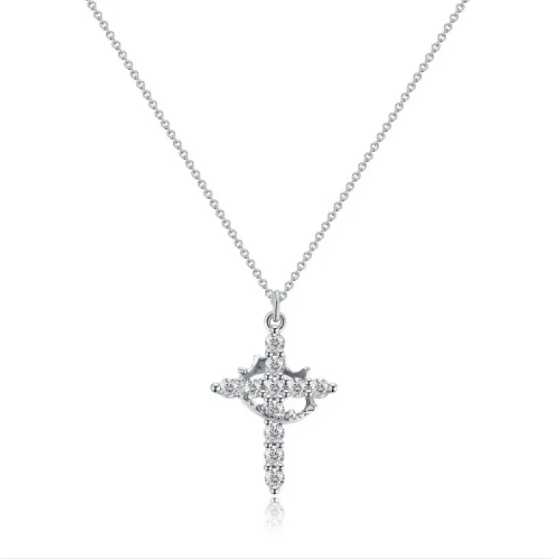 Elegante collar con cruz de circonitas y detalle de corona