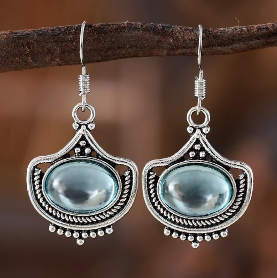 Conjunto de joyas de aspecto antiguo con piedras ovaladas azul cielo