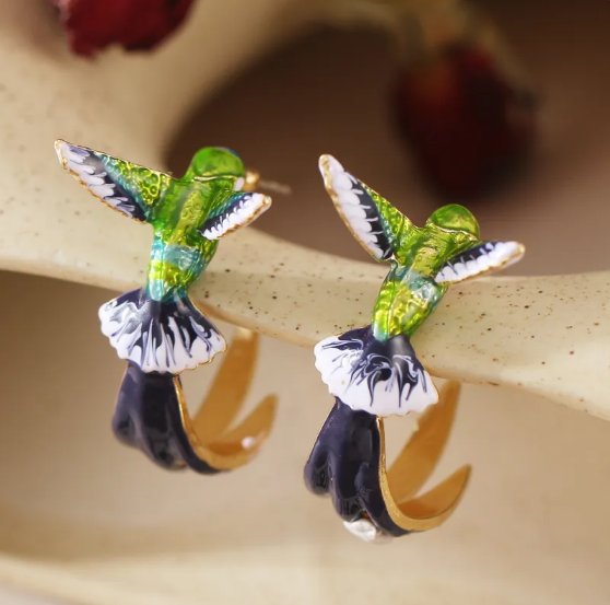 Pendientes elegantes de colibrí con detalles de esmalte verde brillante