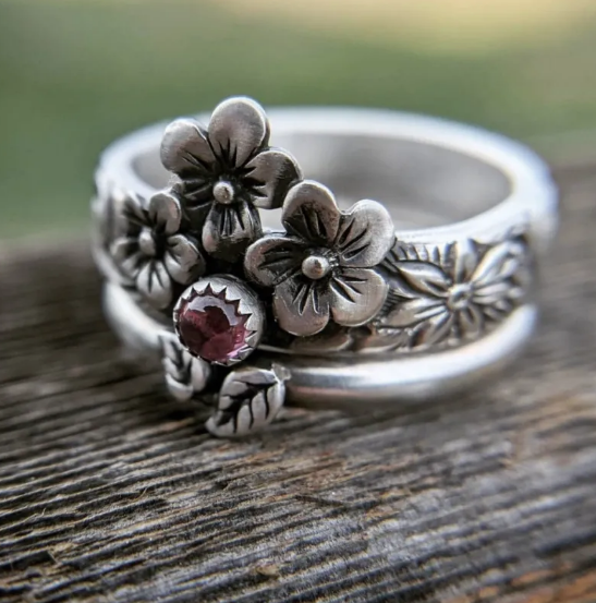 Anillos de pareja con motivos florales vintage