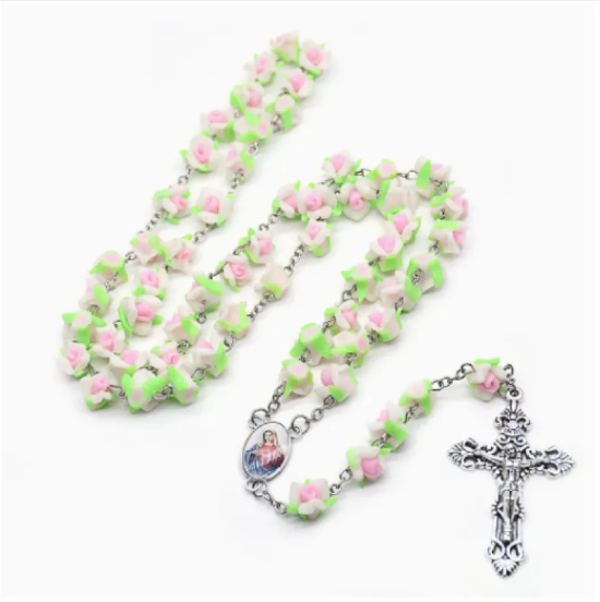 Collar rosario con cuentas de rosas y medallón sagrado