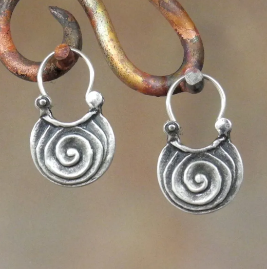 Pendientes en espiral étnicos antiguos con motivos celtas ornamentados