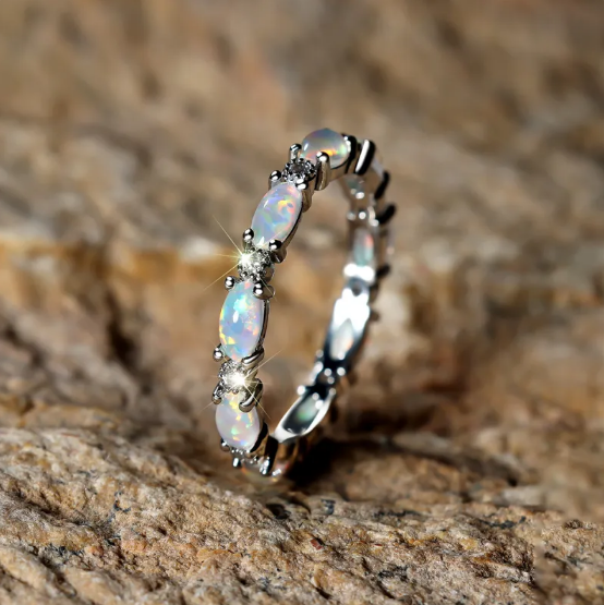 Anillo con ópalo en forma de corazón