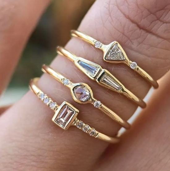 Anillo cuadrado con cuatro circonitas