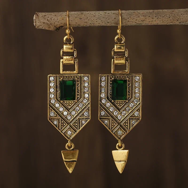 Pendientes vintage con diseño geométrico y brillantes piedras verdes
