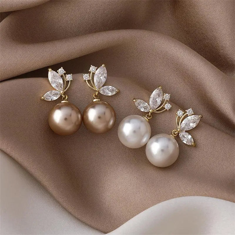 Pendientes de hojas elegantes con cristales brillantes y perlas