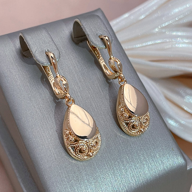 Pendientes elegantes de color rosa con adornos de filigrana en forma de lágrima