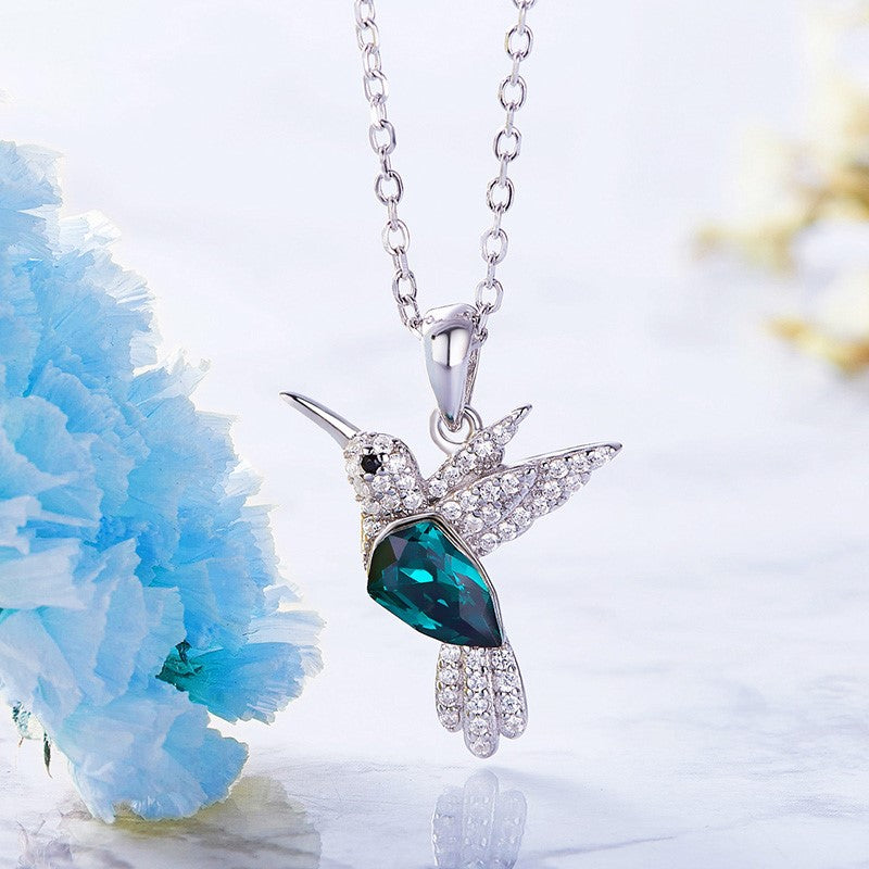 Collar brillante de colibrí con cristal azul y circonitas