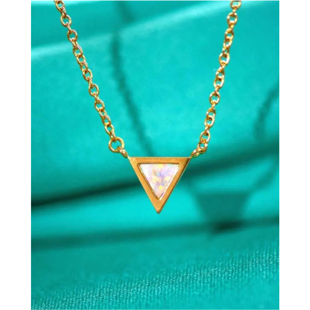 Delicado collar triangular de ópalo con piedra brillante para un estilo minimalista