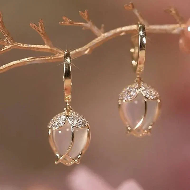 Pendientes elegantes con piedra blanca y circonitas