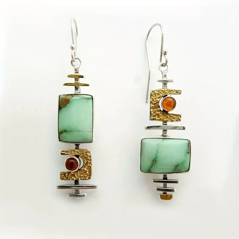Pendientes hechos a mano con piedras preciosas moteadas y detalles metálicos texturizados