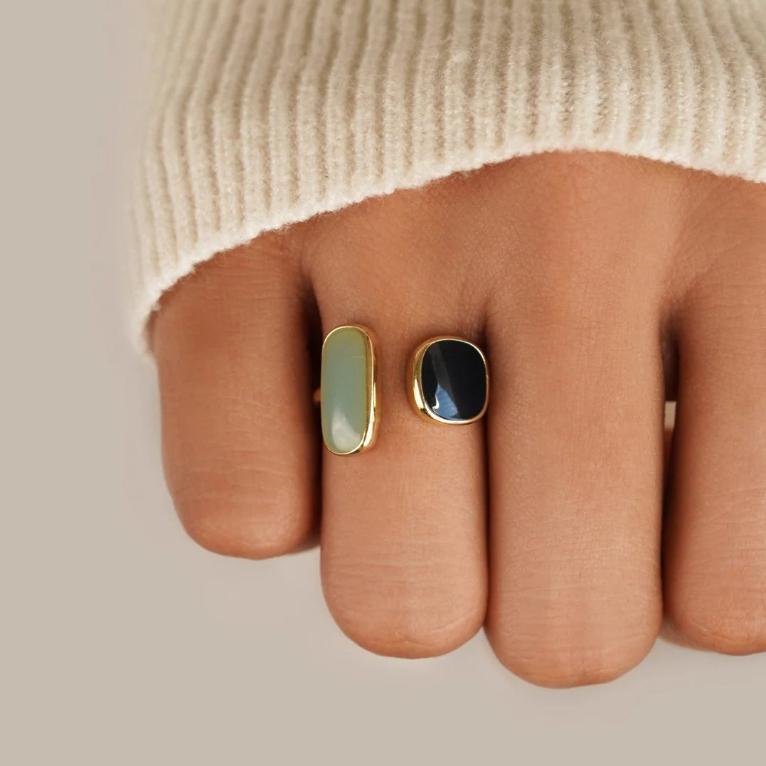 Anillo de Piedra Cuadrada en Baño de Oro