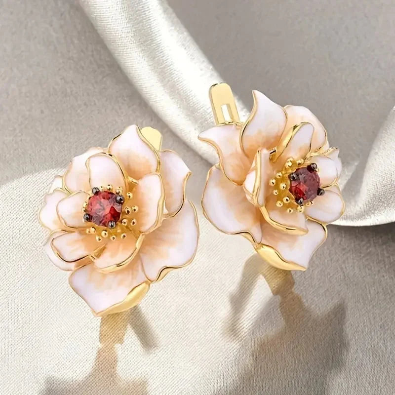 Pendientes de flores de esmalte blanco con detalles de circonitas rojo rubí