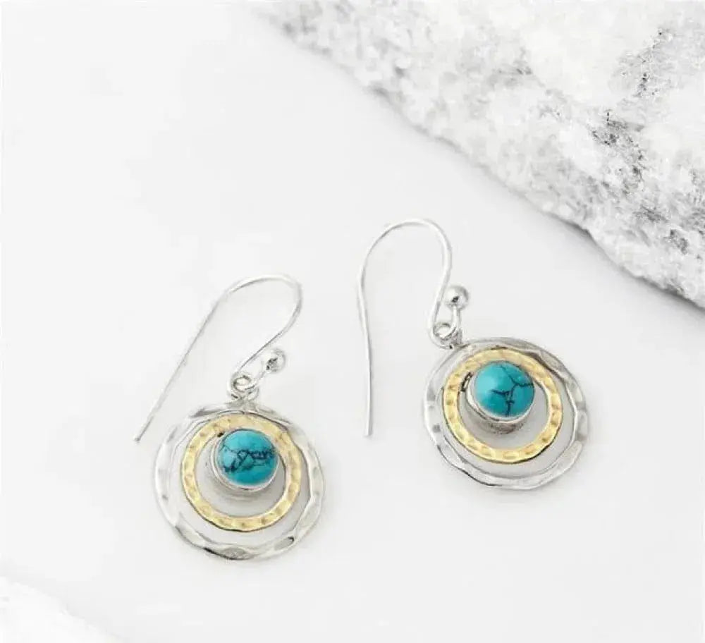Pendientes boho turquesa con círculos concéntricos y textura martillada