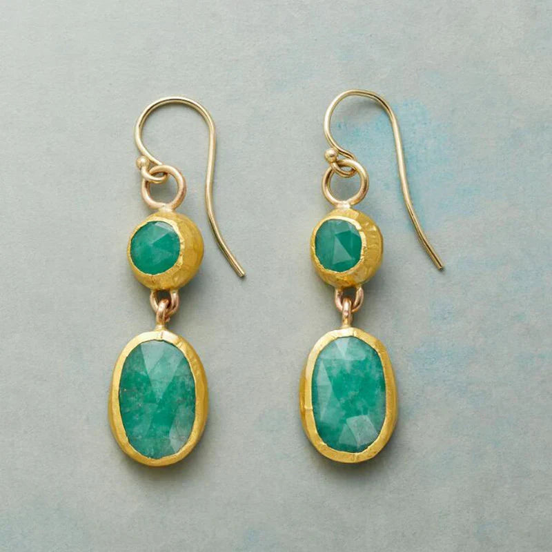 Pendientes colgantes de esmeraldas facetadas bañadas en oro