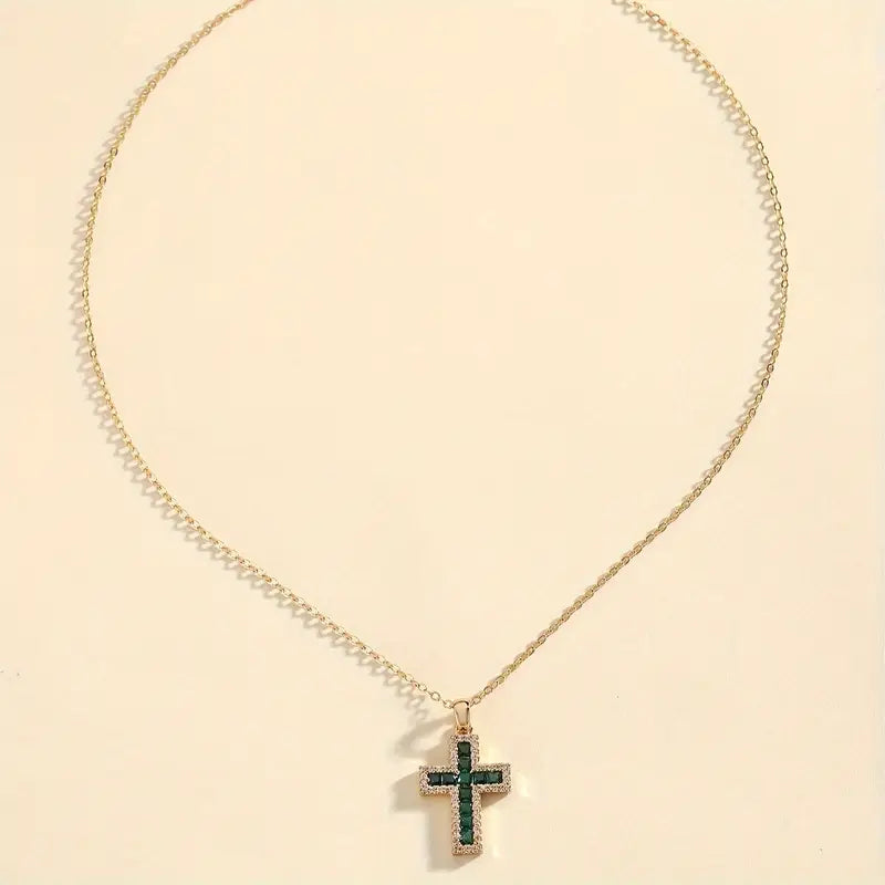 Collar cruz de filigrana con circonitas verdes y ribete de strass