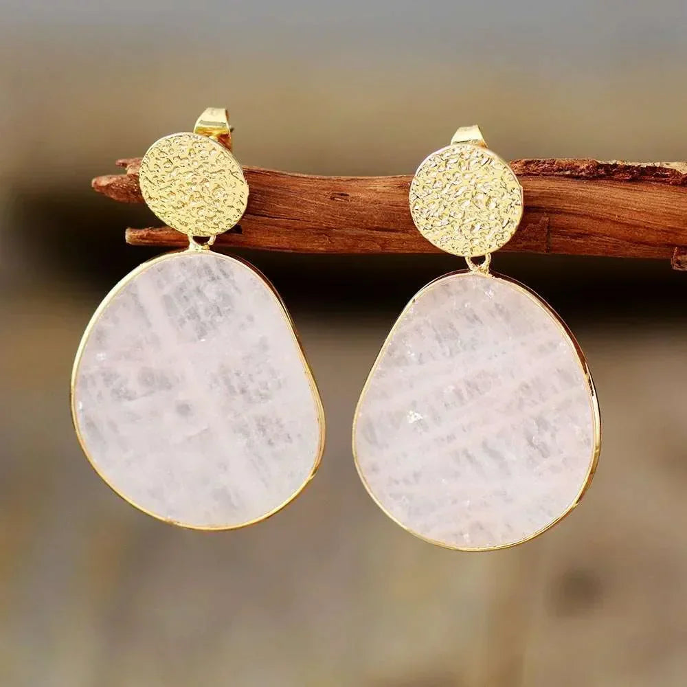 Delicados pendientes colgantes con colgante de piedra natural y disco martillado