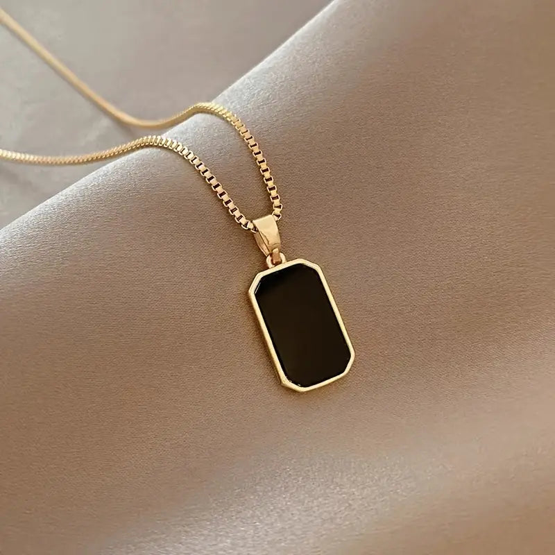 Elegante collar con colgante rectangular negro, cadena de acero de titanio