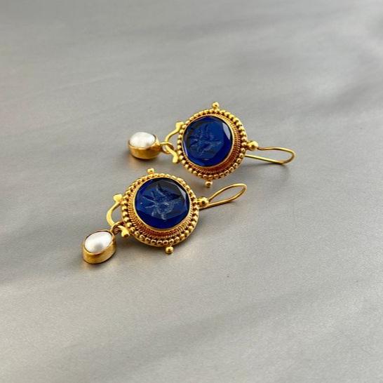 Pendientes antiguos con piedras azules y perlas de agua dulce