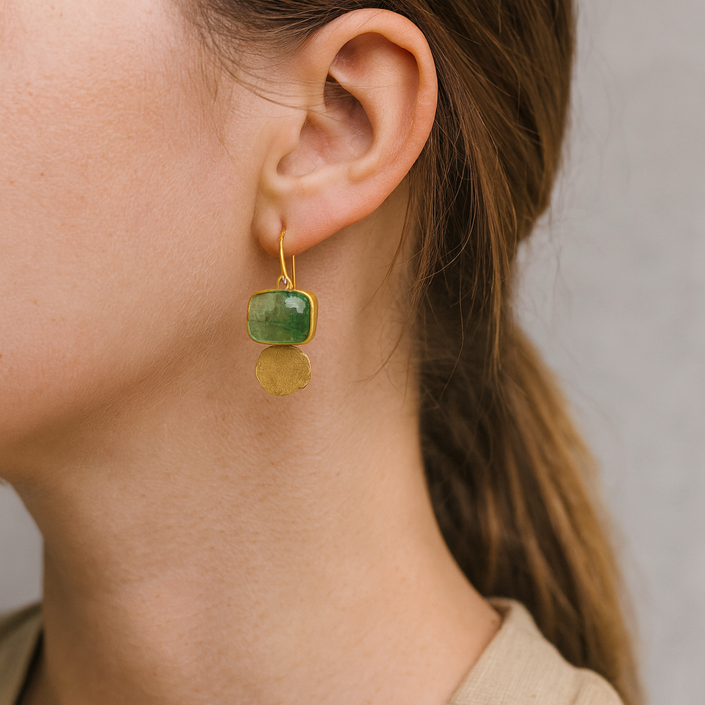 Pendientes llamativos de filigrana con piedra verde y acabado dorado