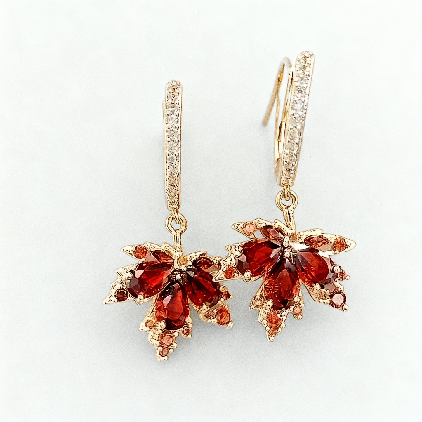 Pendientes elegantes de hoja de arce con brillantes circonitas rojas