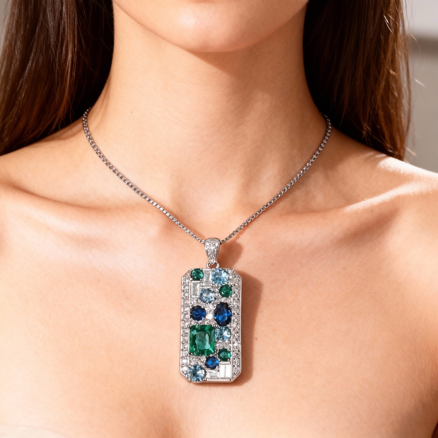Elegante collar rectangular con radiantes piedras preciosas azules y verdes
