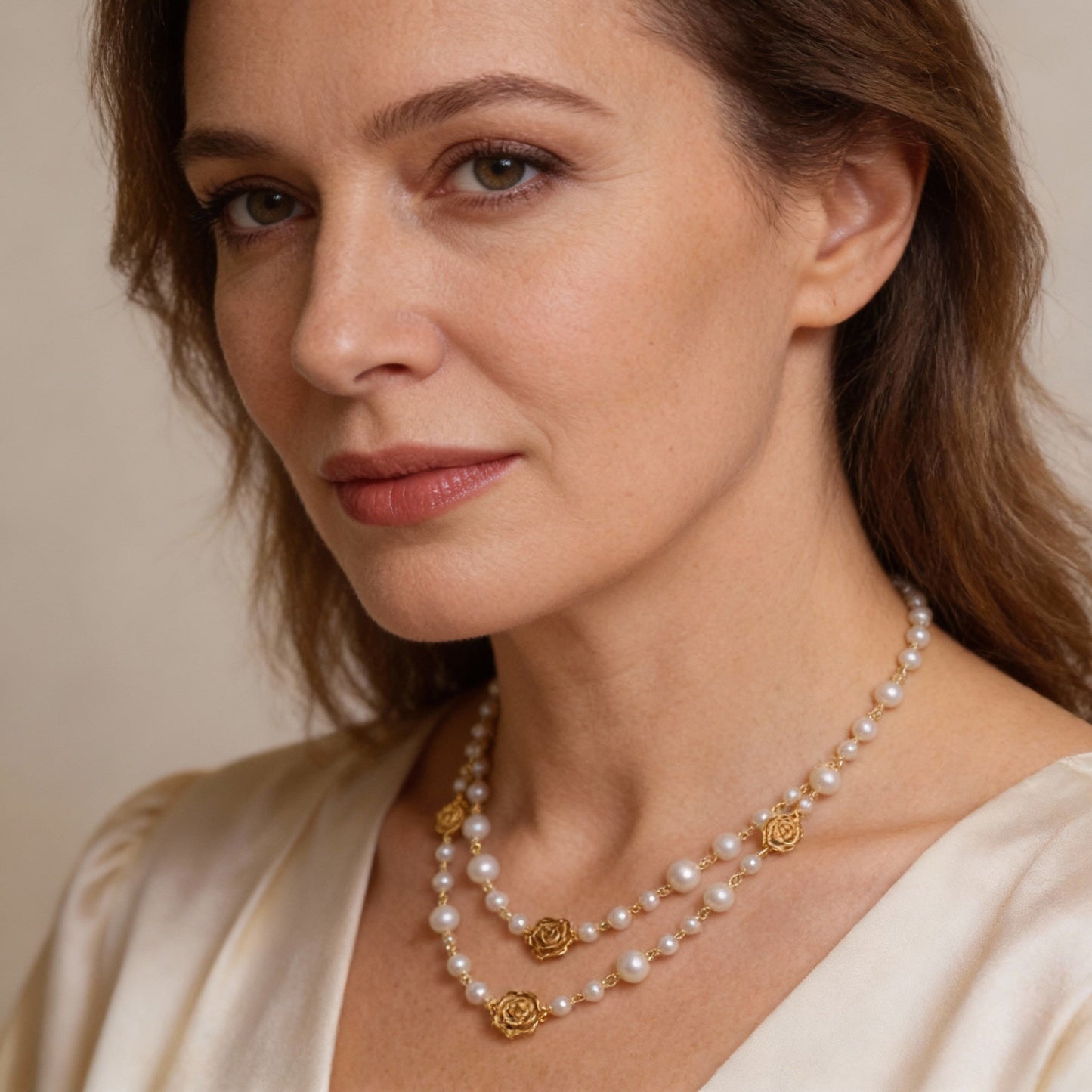 Elegante collar de perlas de doble hilera con delicados detalles de rosas