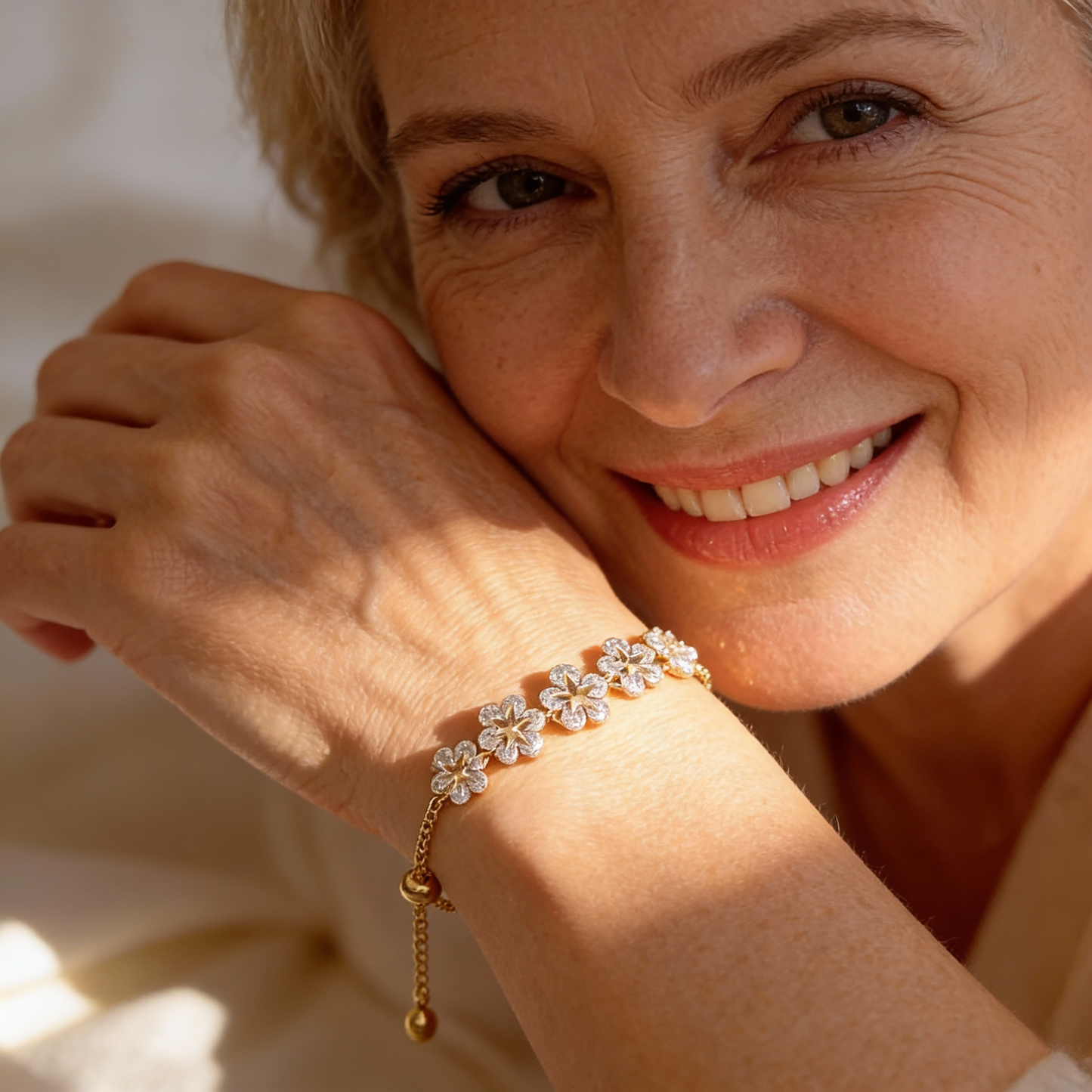 Elegante pulsera de flores con cadena ajustable y piedras de cristal brillantes