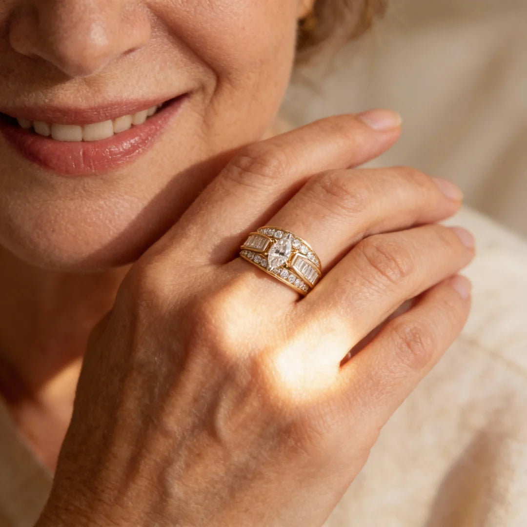 Anillo Elegante con Cristal Central
