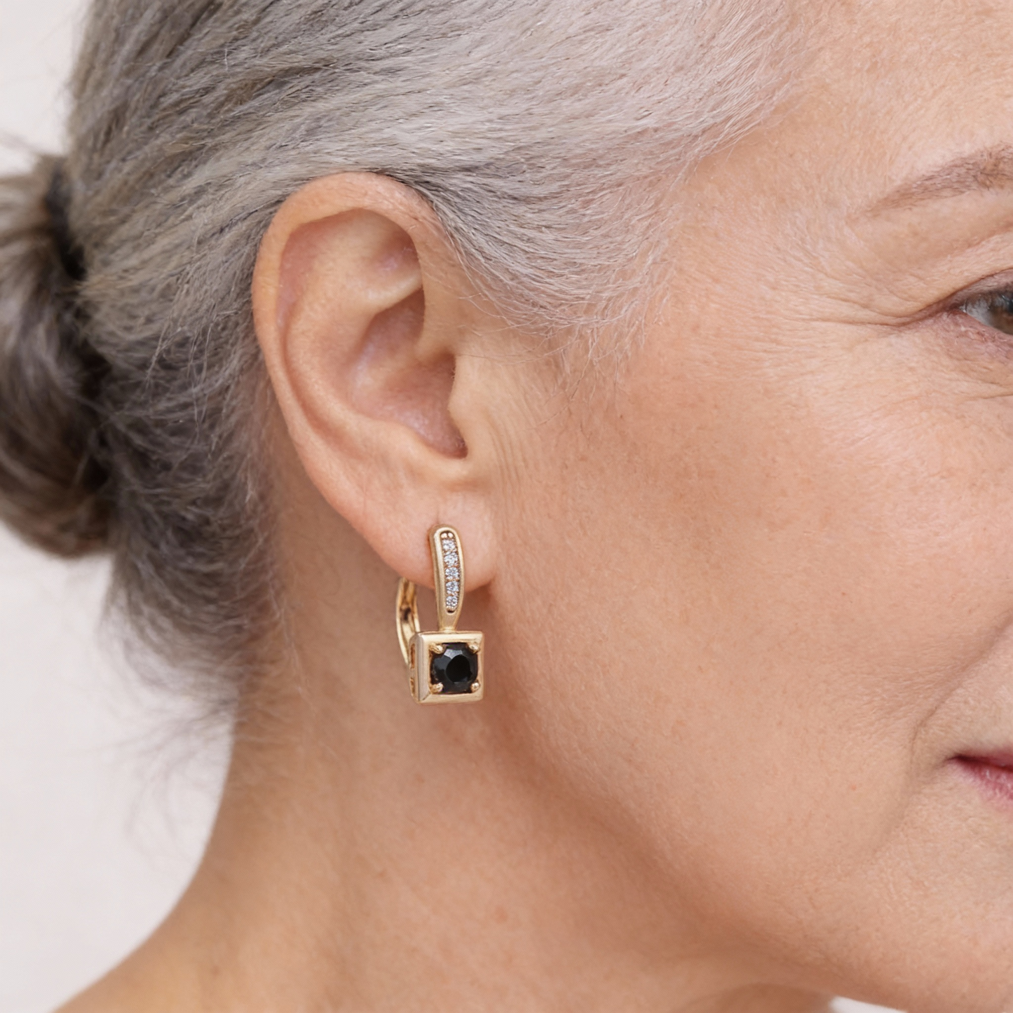 Pendientes elegantes con circonitas negras y piedras brillantes