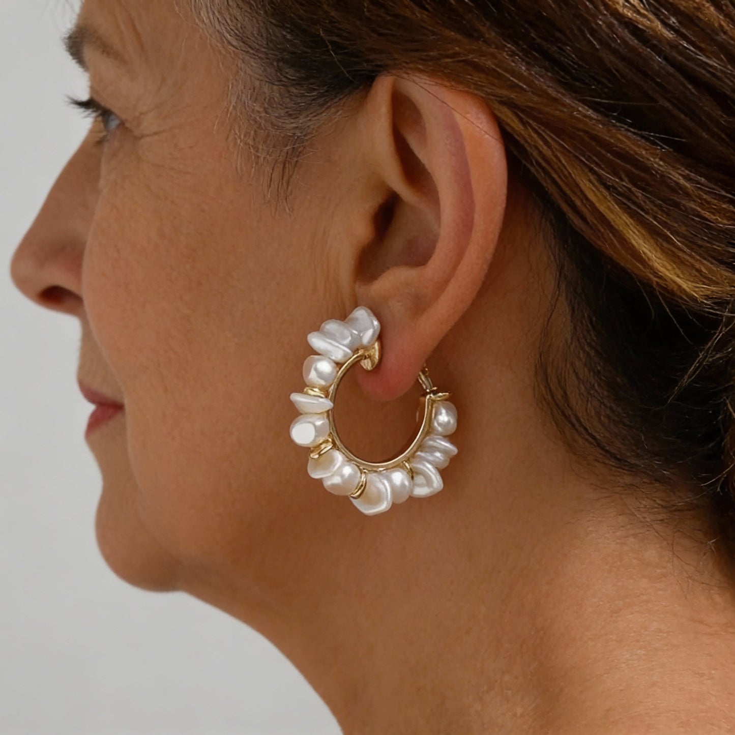 Pendientes de aro de perlas elegantes para un look vintage atemporal