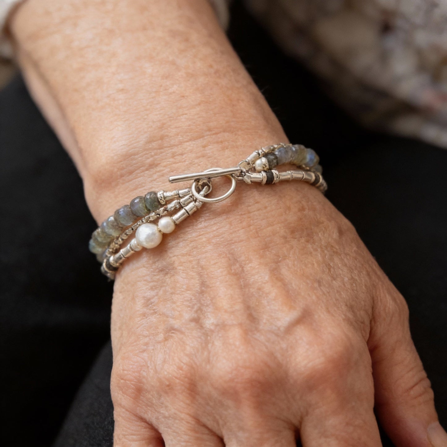 Pulsera brillante de labradorita y perlas en estilo vintage de varias hileras