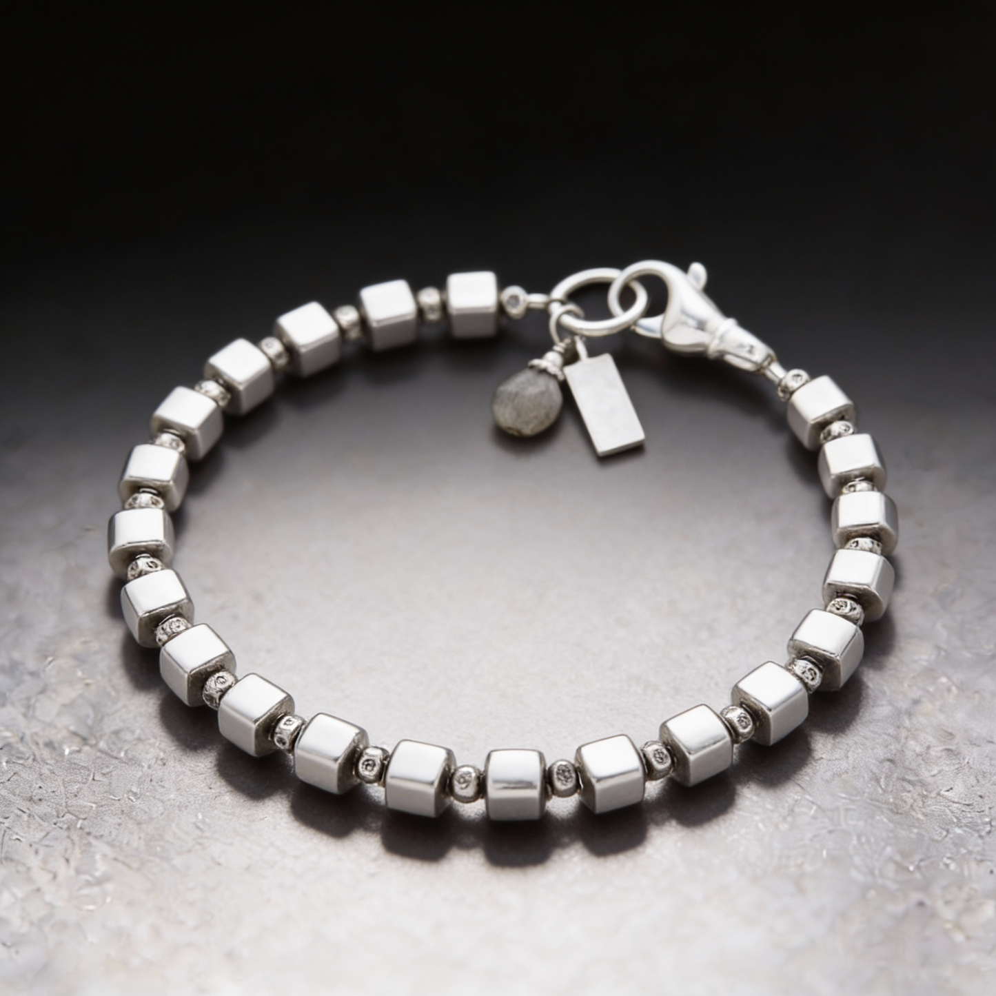 Pulsera de cubo esmerilado con colgante de labradorita brillante