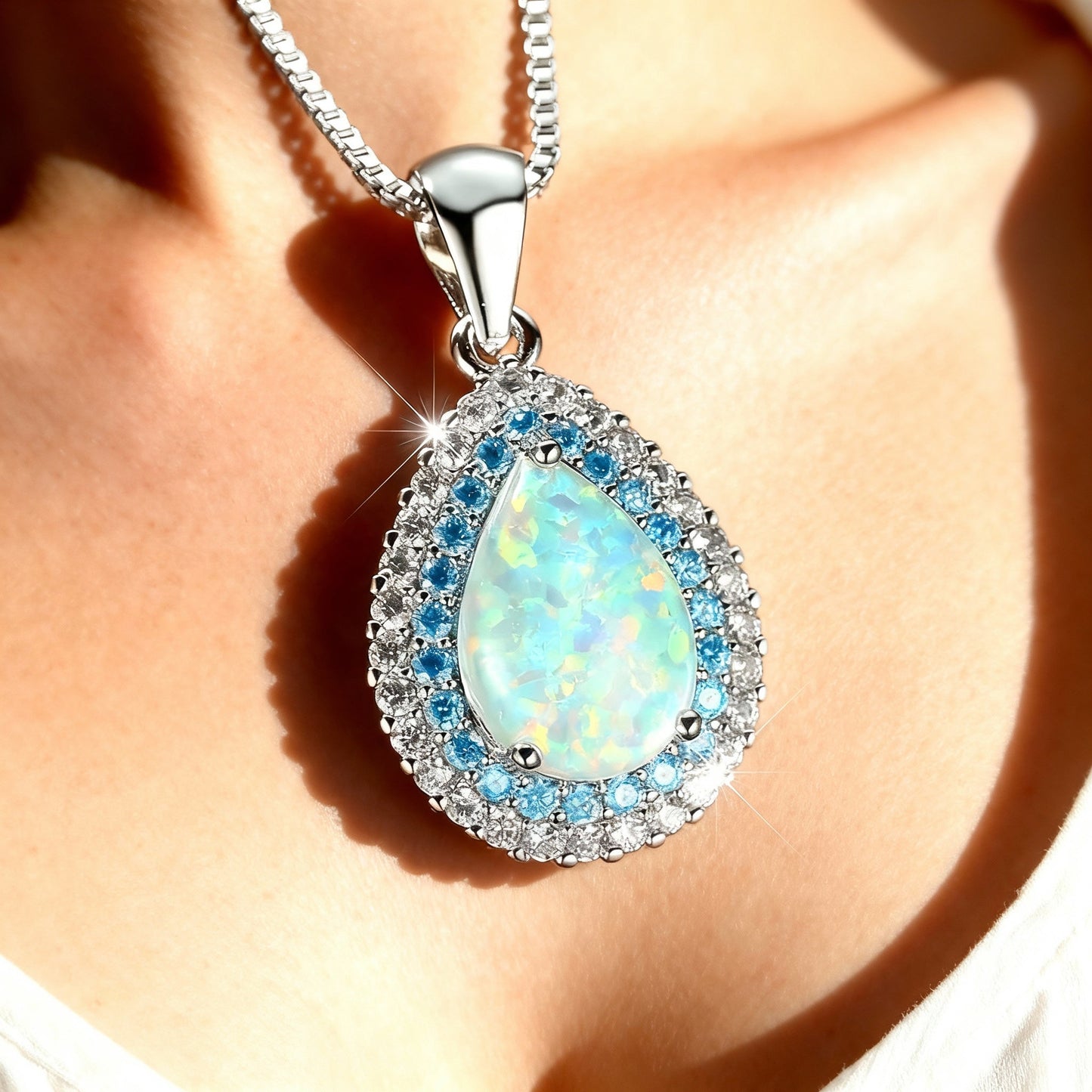 Collar de lágrima de ópalo brillante con circonitas azules y blancas