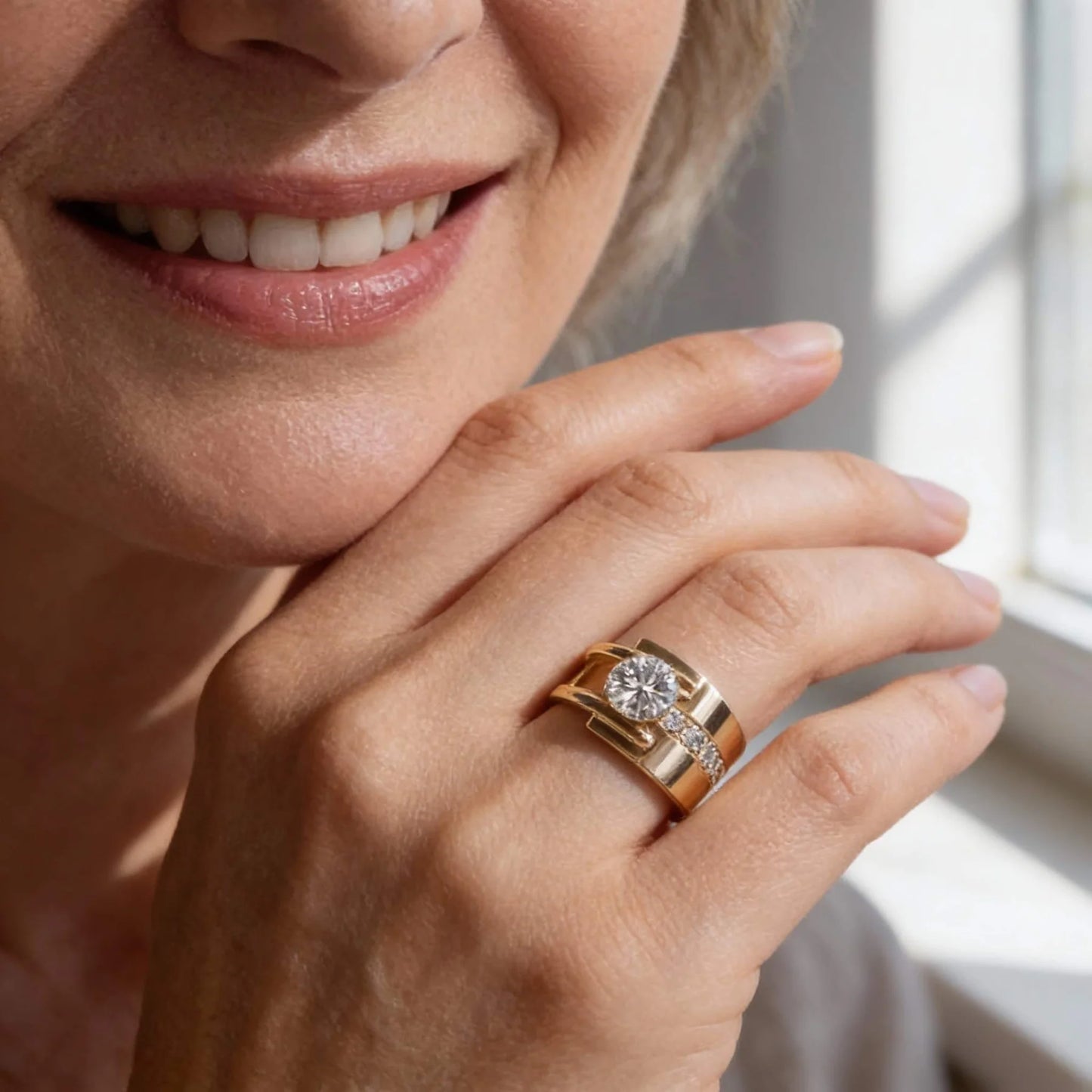 Anillo Vintage Asimétrico Dorado con Circonia Cúbica