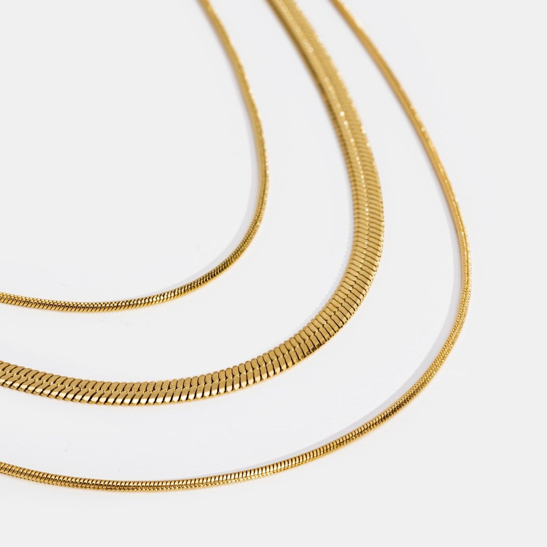 Capas atemporales de cadenas de serpientes suaves y flexibles para looks elegantes