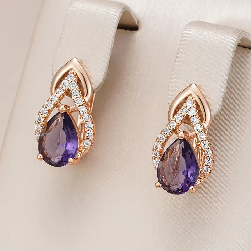 Elegantes pendientes en color oro rosa con gotas de amatista y circonitas