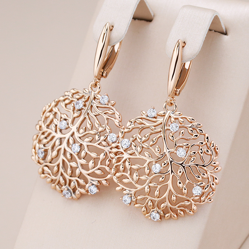 Pendientes elegantes con elegantes ramas y brillantes circonitas