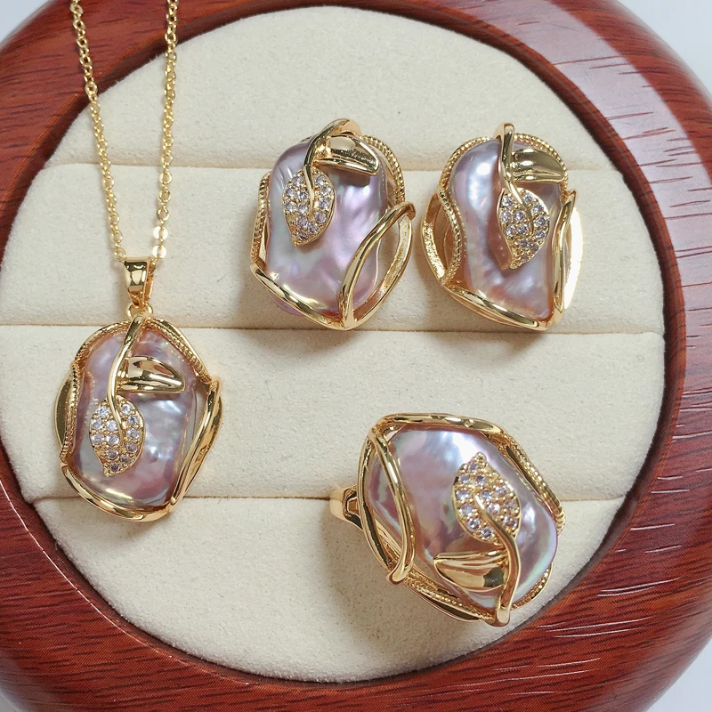 Elegante conjunto de joyas de perlas de agua dulce con hojas y circonitas brillantes