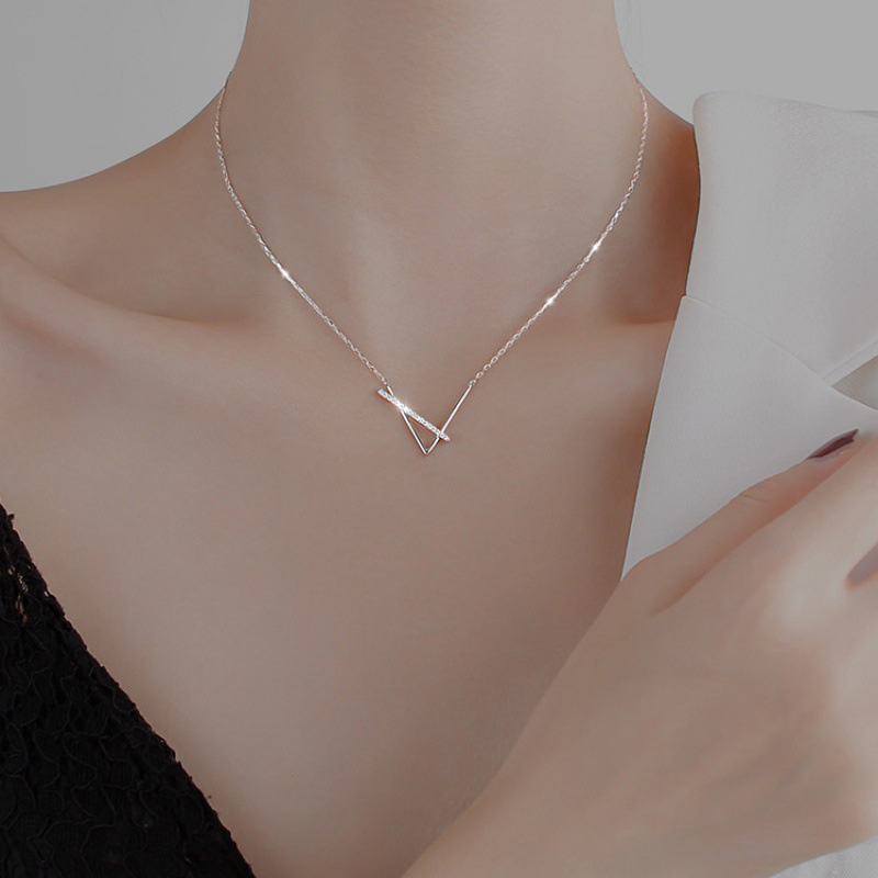 Collar en V brillante con detalles brillantes que aportan elegancia