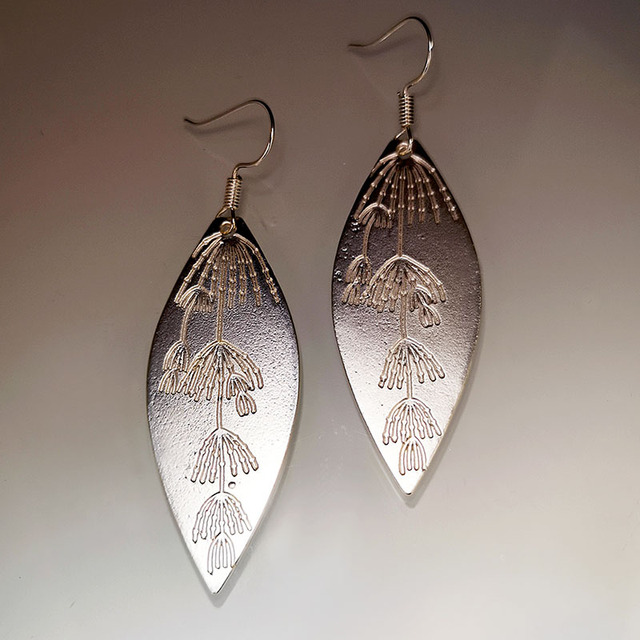 Pendientes en forma de hoja con un delicado diseño de diente de león y diente de león