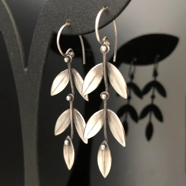 Pendientes elegantes con elementos en forma de hojas para un look natural